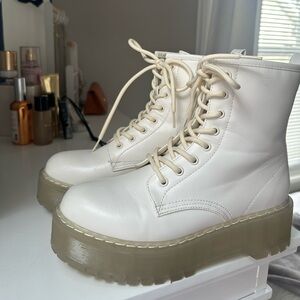 Steve Madden platform boots
Size 7